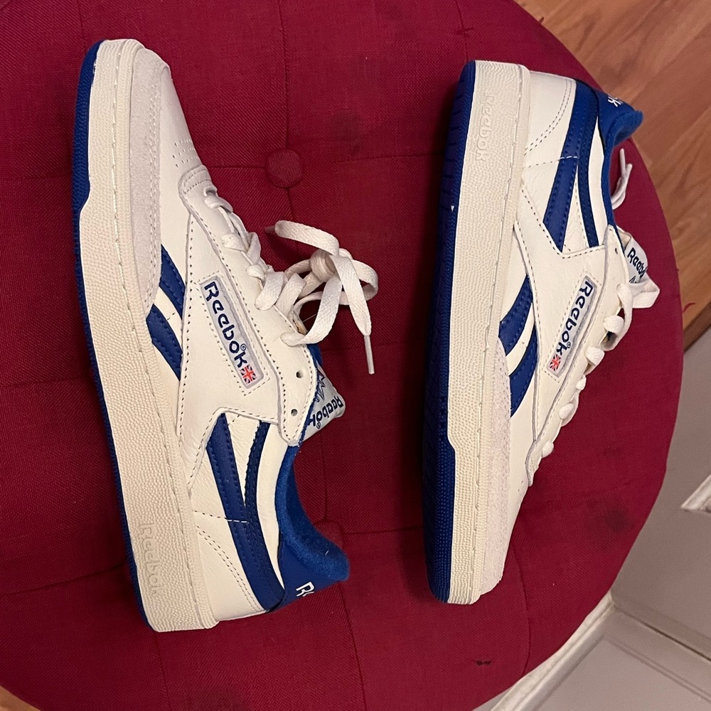 New w/out tags Reebok White & Blue Classic Leather Sneakers